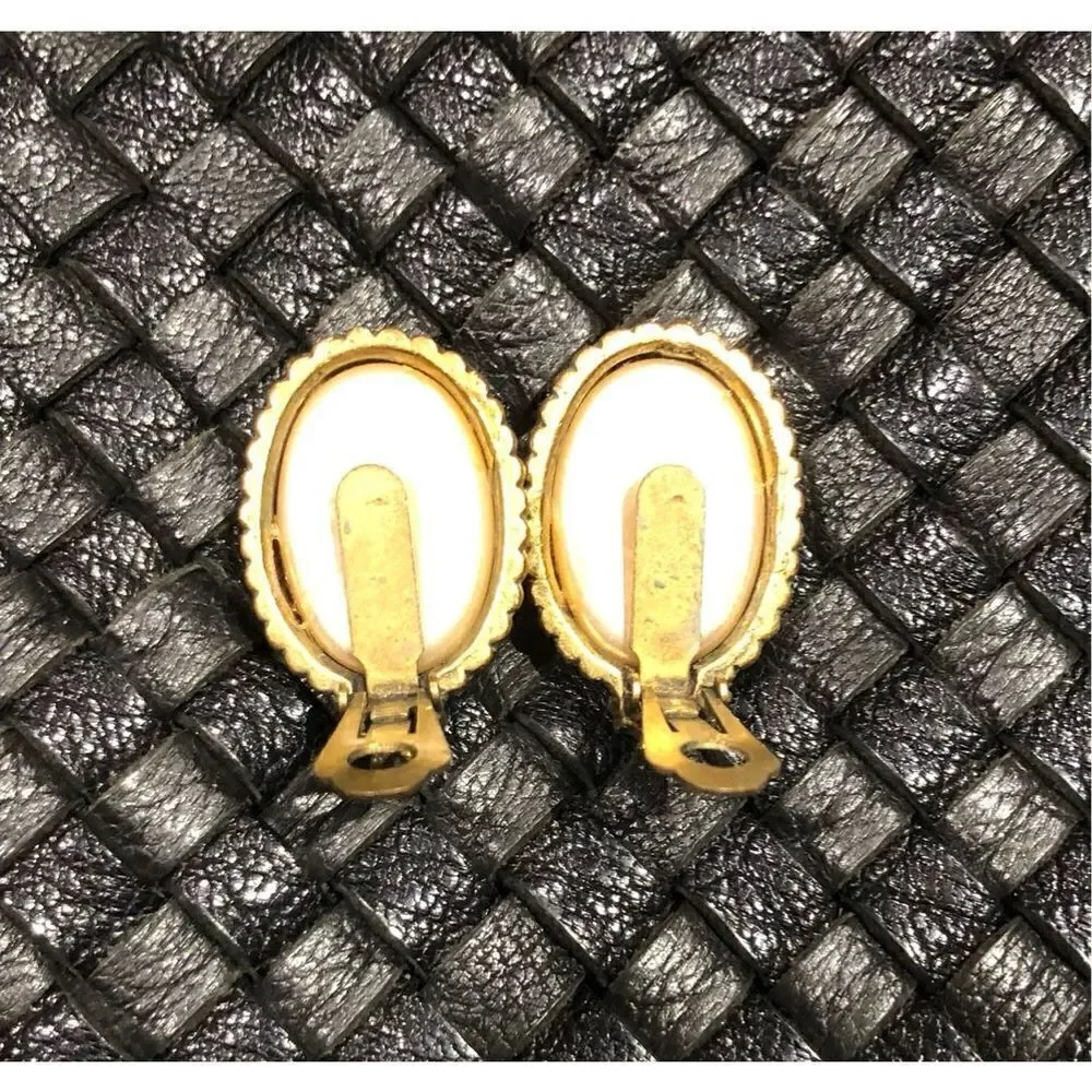 REGAL - 🎉HPx2 🎉 Vintage Regal Gothic-Style Oval Faux Pearl Chunky Clip-Ons